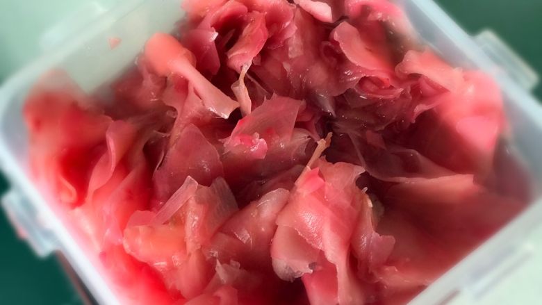 紫蘇酸梅櫻花飯團,同樣把薑片切碎備用。