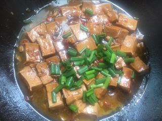 卤水豆腐,中间记得时常翻动一下豆腐以保证全部均匀，最后收汁加入葱叶翻动几下就完成啦。