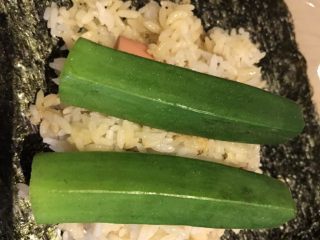 可爱小饭团,放上肉松，秋葵，再盖一层米饭。。