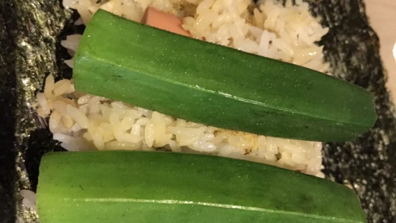 可爱小饭团,放上肉松，秋葵，再盖一层米饭。。