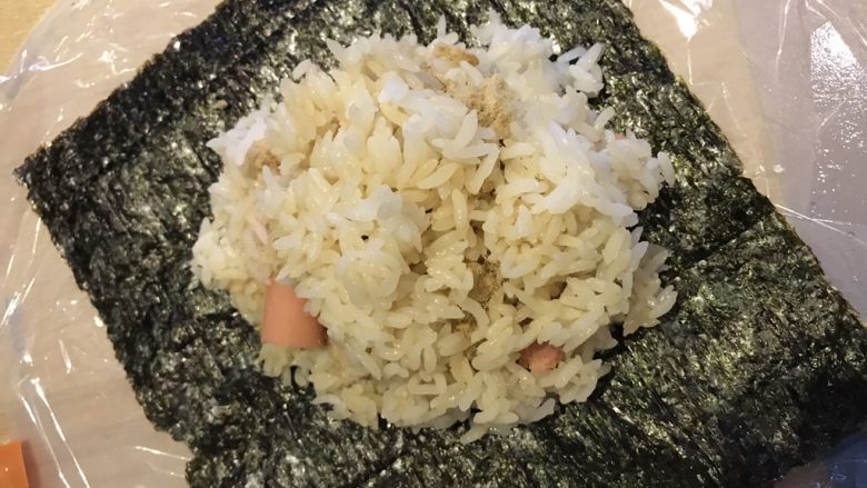 可爱小饭团,再盖一层米饭。