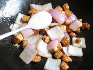 兔子趣味便当,切块备好，热锅油烧至7分热，倒入鸡胸肉丁翻炒，加点酱油焖一下，再倒入洋葱块、盐、鸡精翻炒1分钟