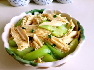 丝瓜烧腐竹,盛出装盘即可
非常简单快手，且口味清淡的一道夏令菜
整个炒制过程，不超过五分钟。