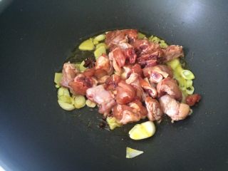 魏氏鸡腿炖菜,加入腌制好的鸡腿，反复炒至上色