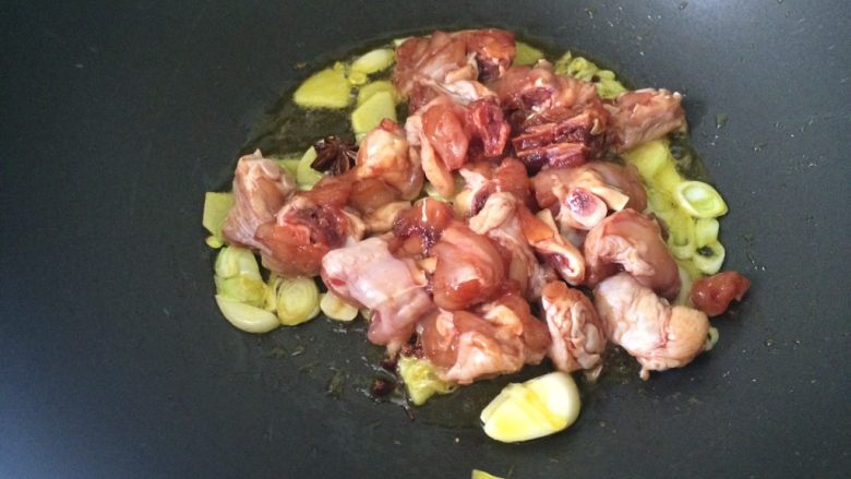 魏氏鸡腿炖菜,加入腌制好的鸡腿，反复炒至上色