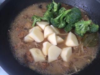 魏氏鸡腿炖菜,加入土豆、西兰花，小火焖20分钟