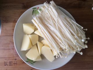 魏氏鸡腿炖菜,金针菇洗净，土豆削皮切小块备用