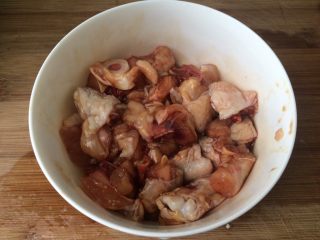 魏氏鸡腿炖菜,放入碗中，倒入适量生抽、盐、料酒，腌制20分钟