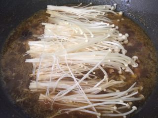 魏氏鸡腿炖菜,加入金针菇，中火烧5分钟