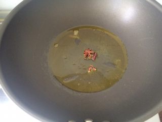 魏氏鸡腿炖菜,油8成热时，加入花椒大料，翻炒