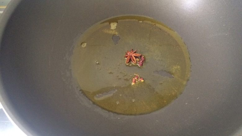 魏氏鸡腿炖菜,油8成热时，加入花椒大料，翻炒