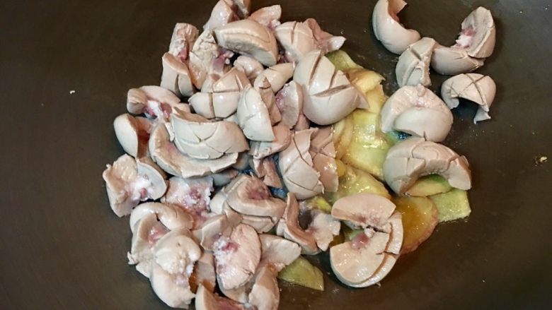 台灣道地月子餐～麻油腰子,步驟10的豬腰子放入鍋內和薑片翻炒