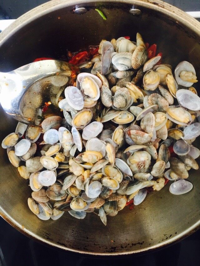 秘制辣炒花甲辣炒蛤蜊,倒入处理好的蛤蜊继续翻炒，蛤蜊已经煮过，所以不用加水。