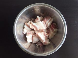 乱炖系列之猪肉粉条,五花肉切大块，带皮