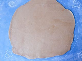 抹茶玫瑰全麦牛轧饼,擀成0.2cm厚的薄片