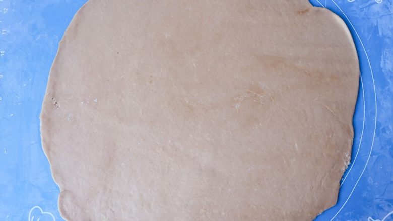 抹茶玫瑰全麦牛轧饼,擀成0.2cm厚的薄片