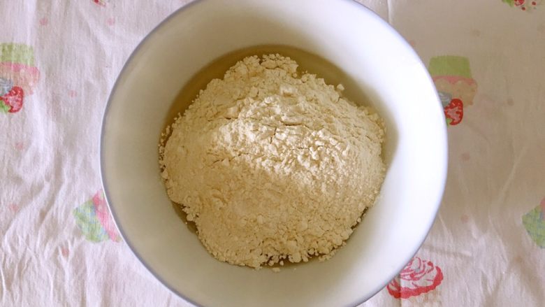 抹茶葱香牛轧饼,把中筋粉和玉米淀粉混合物过筛进碗里
