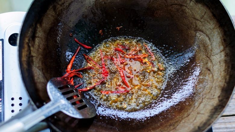 荆芥炒土豆丝,烹入调好的酸甜味汁，大火烹炒。