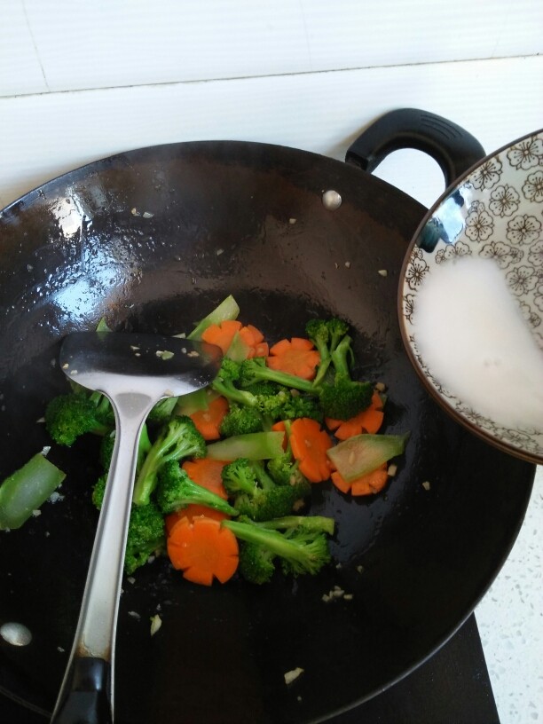 蒜蓉西兰花,锅边倒入适量的水淀粉，用锅铲翻炒，汤汁粘稠就可以出锅了。