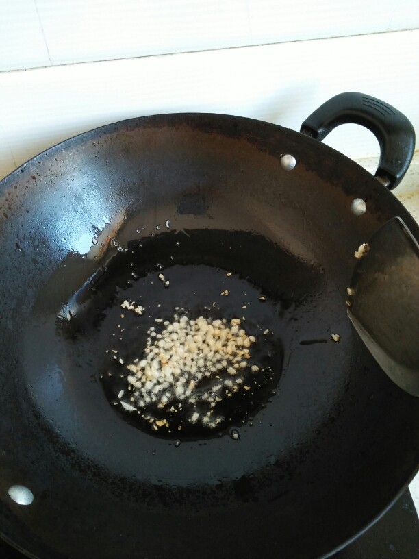 蒜蓉西兰花,锅里放入适量的油，把蒜泥炒香。
