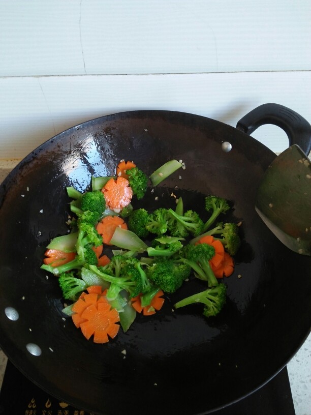 蒜蓉西兰花,把西兰花，胡萝卜放进去翻炒。