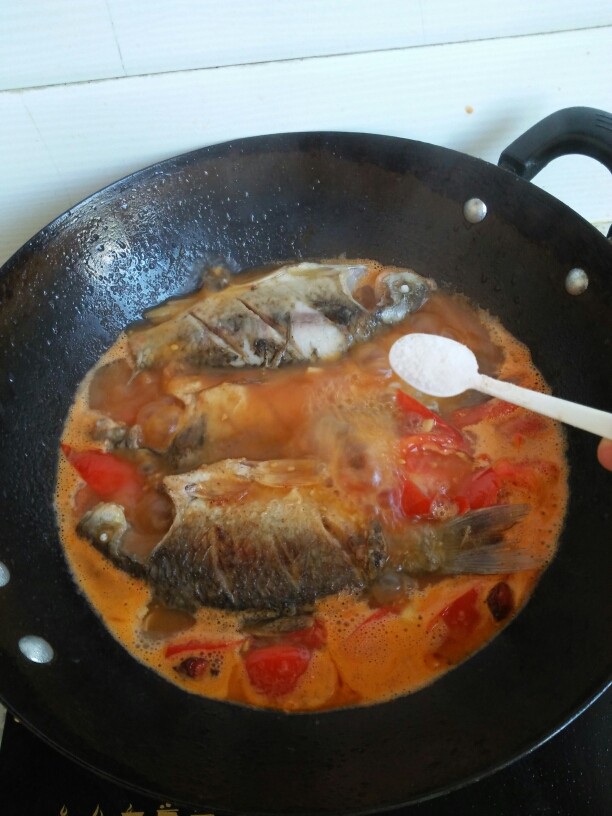 西红柿炖鲫鱼,放适量的盐，这样比较入味一点，汤汁粘稠就可以出锅了，装盘撒点葱。