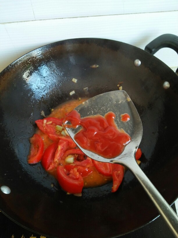 西红柿炖鲫鱼,放入适量的<a style='color:red;display:inline-block;' href='/shicai/ 699'>番茄酱</a>，喜欢酸甜味的可以多放一点。