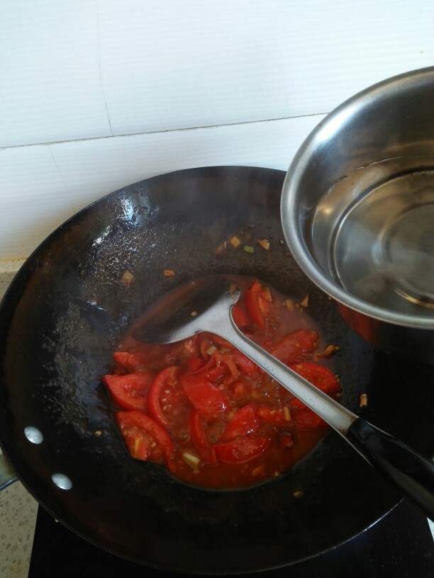 西红柿炖鲫鱼,加入一碗水。