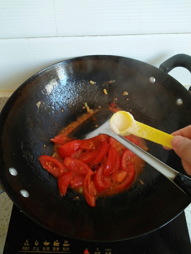 西红柿炖鲫鱼,放一小勺的白糖，和调料盒的那种勺子差不多多。