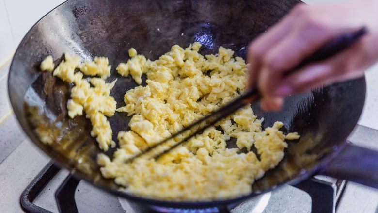 虾仁韭菜盒子,把鸡蛋液炒成细软的鸡蛋穗。炒鸡蛋油可以适量多放一些，炒出的鸡蛋碎更松软。