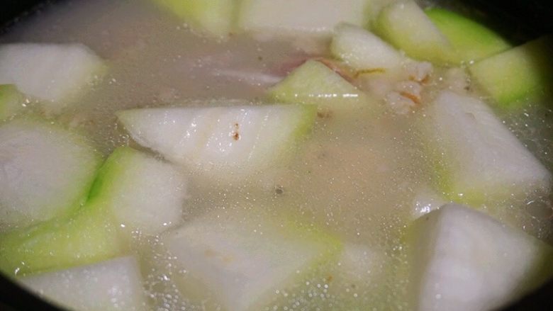 排骨冬瓜薏仁汤,因为薏仁比较赖煮，所以煲薏仁汤的时候时间煮久一点，等到排骨汤发白，薏仁膨胀时下冬瓜，冬瓜比较易熟（熬汤建议用文火）
 