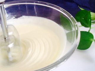 抹茶乳酪芝士,适量奶油加入少量糖粉打发至纹路清晰