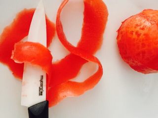 高颜值凉拌黄瓜卷,西红柿洗干净削皮