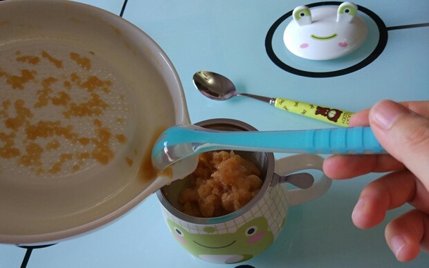 宝宝苹果泥(磨泥取汁法),如果您想得到纯苹果汁，则现将磋磨后的苹果泥，用硅胶软勺缓缓刮入过滤杯中。