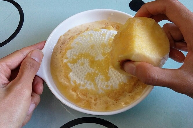 宝宝苹果泥(磨泥取汁法),将苹果放在锋芒磨汁器上，用手上来回磋磨，将苹果磋磨成黏糊细腻的苹果泥。