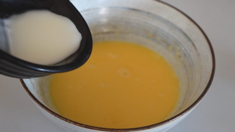 珍馐麻辣如意卷,把调好的水淀粉放入鸡蛋液中搅拌均匀