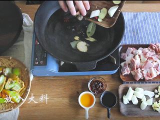 啤酒烧鸭,放入香料，然后将鸭肉放入焯水断生