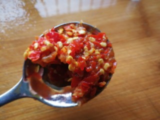 香菇百合枇杷腿,倒入自制剁椒（菜谱里有其做法）炒均匀,然后倒入香菇，百合炒断生，加生抽，加青红椒继续翻炒均匀。