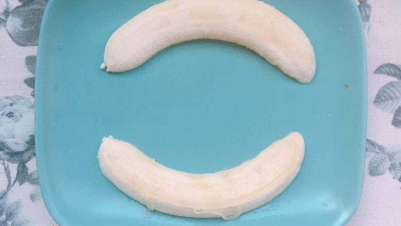 夏日快手香蕉燕麦水果船（减脂餐）,将香蕉如图摆盘，也可以把香蕉竖立起来会更像船的形状。