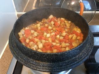 番茄茄丁肉酱拌面,转小火，盖盖子焖煮15分钟左右，煮到茄子熟透。如果喜欢汤汁浓稠的，可以大火稍微收汁。不要收干，留一些拌面。