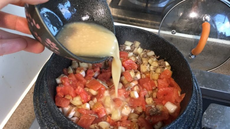 番茄茄丁肉酱拌面,加入蕃茄丁和汁水，拌炒均匀。再加入搅味噌水，搅拌均匀。