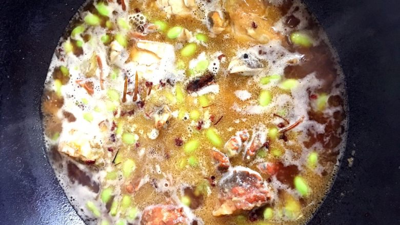 六月黄炒年糕,加清水沫过螃蟹，加入调料：盐、生抽、老抽调色，再加一小勺糖调味。