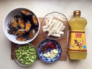 六月黄炒年糕,螃蟹切好之后，切面朝上放置碗中。再准备其他辅料。因为家中美生姜片了，所以就用生姜汁代替。