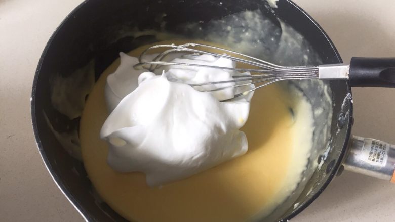 诚意满满爱心慕斯蛋糕卷——烫面法,三分之一蛋清加到面糊里，用翻拌的手法把两者混合均匀。