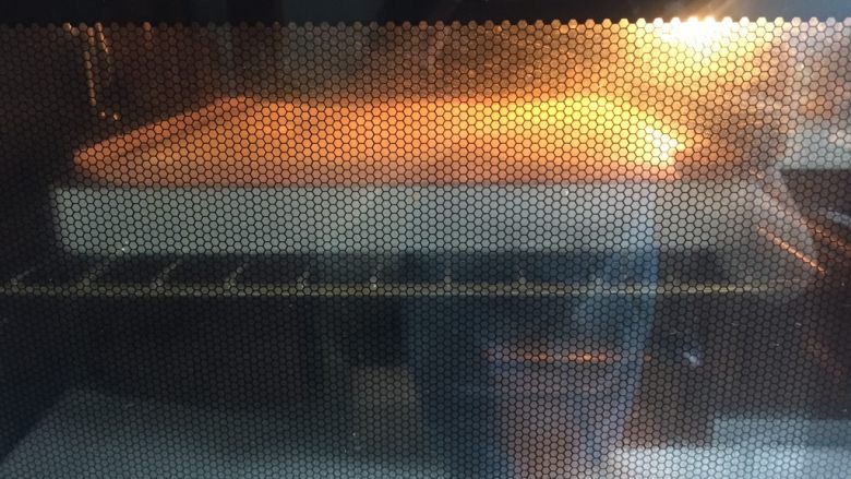 诚意满满爱心慕斯蛋糕卷——烫面法,烤箱提前预热，一定要提前预热，预热八分钟左右。
烤盘往台面上震几下，这样可以震出来里面的大气泡，烤箱上下火160度烤30分钟。