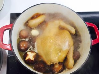 酱油鸡,放入煮熟的鹌鹑蛋、香菇