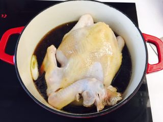 酱油鸡,然后将鸡放进去等待烧开