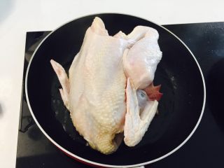 酱油鸡,锅里倒山茶油将鸡肉两面煎至金黄