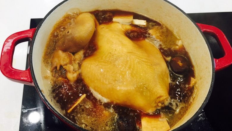 酱油鸡,大概炖2小时，大火收一下汁儿，最后可以喝汤吃鸡肉，直接端锅吃哈，因为整鸡比较大，拿出来没有放锅里有风味……