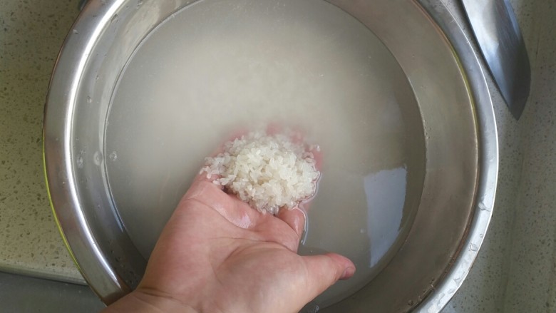 新疆羊排抓饭,大米先用水浸泡